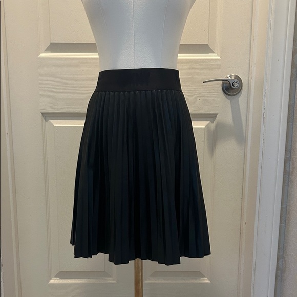 DKNY Black Faux Leather Pleated Skirt in Size Small - Picture 3 of 10